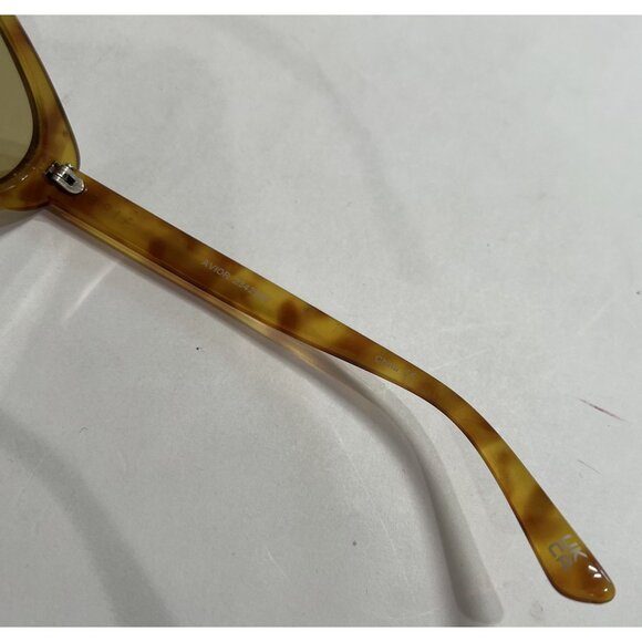 AIRE Avior Vintage Female Cat-Eye Sunglasses in Tort main image 4